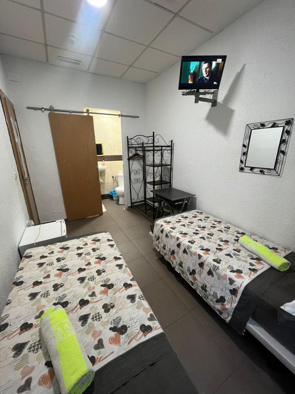 Hostal Milan Alicante Exterior photo A room at a love hotel in Japan