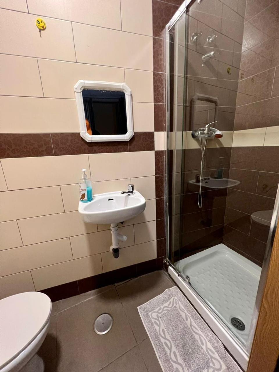 Hostal Milan Alicante Exterior photo A shower cubicle