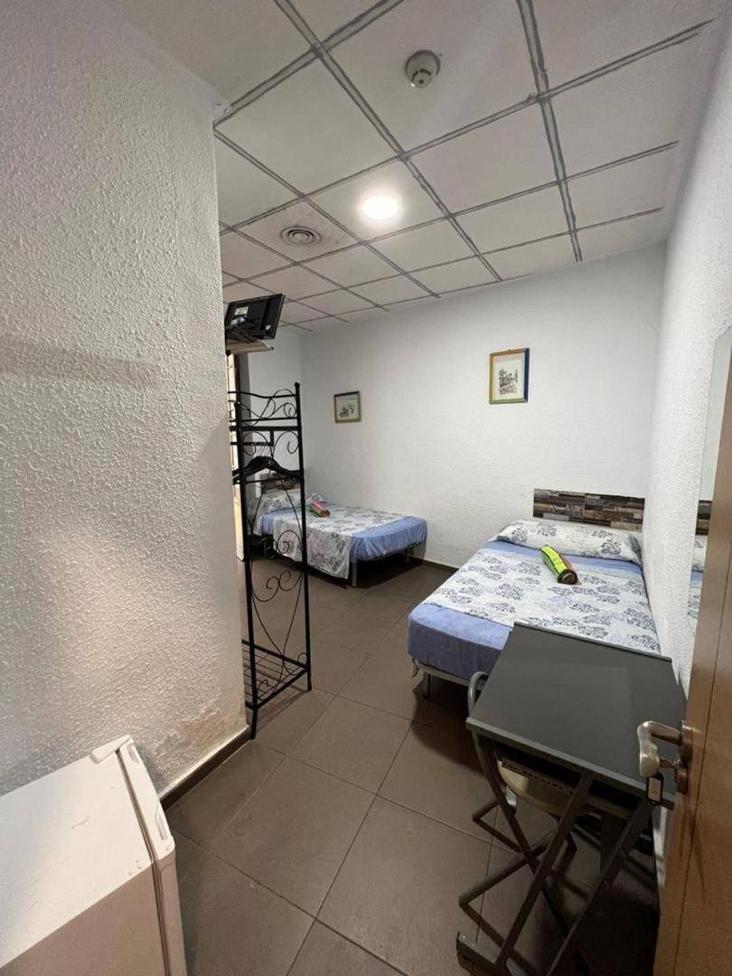 Hostal Milan Alicante Exterior photo A room at a love hotel in Tokyo